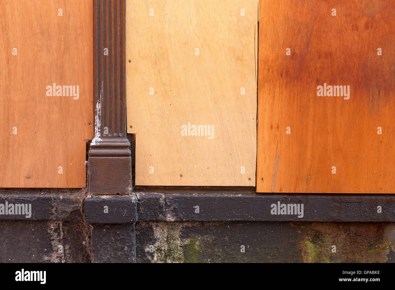 Administration de Windows avec des plaques en bois de placage décoratif à aspect de fond naturel Banque D'Images