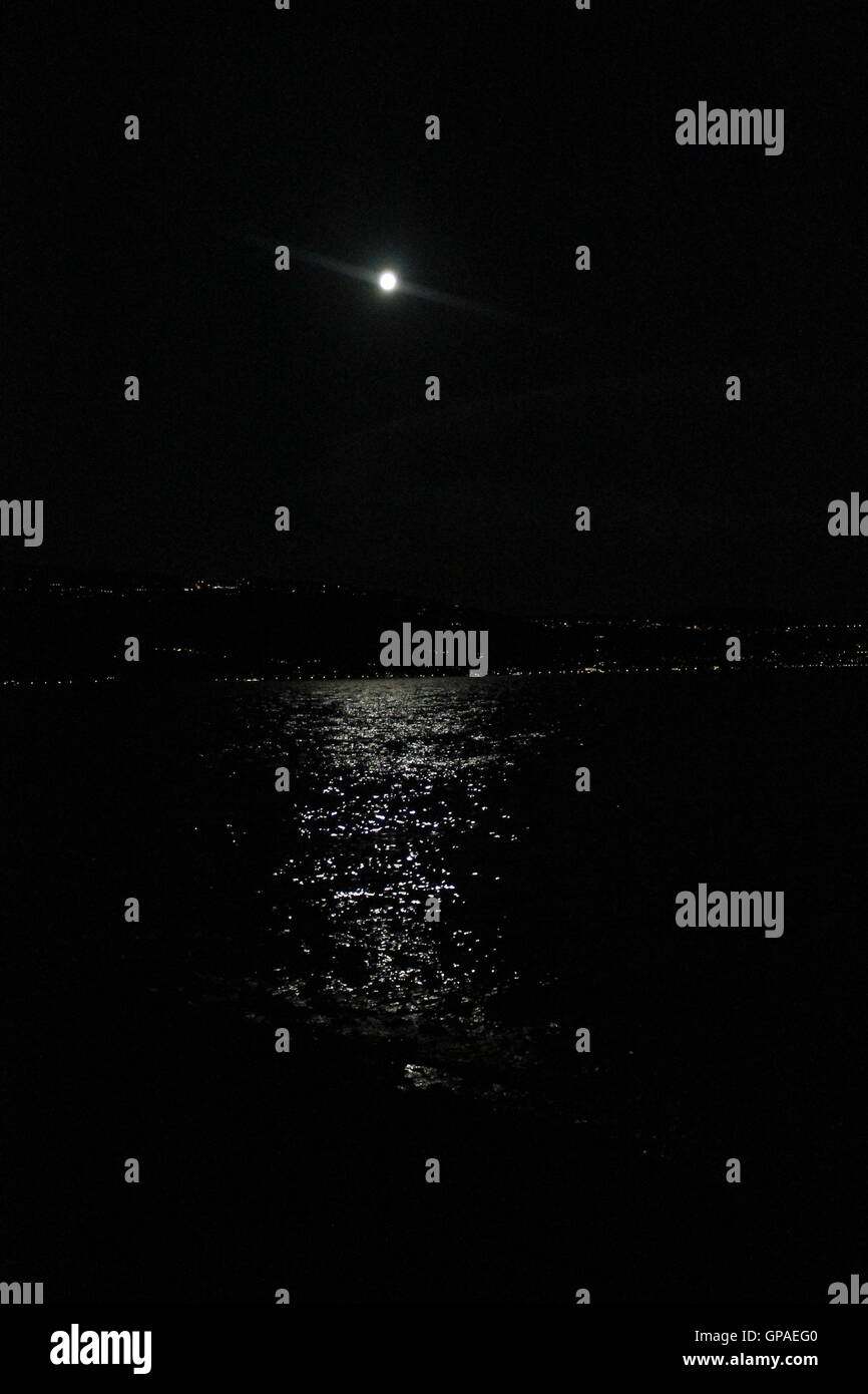 Réflexions de pleine lune sur le lac de Garde en Italie Banque D'Images