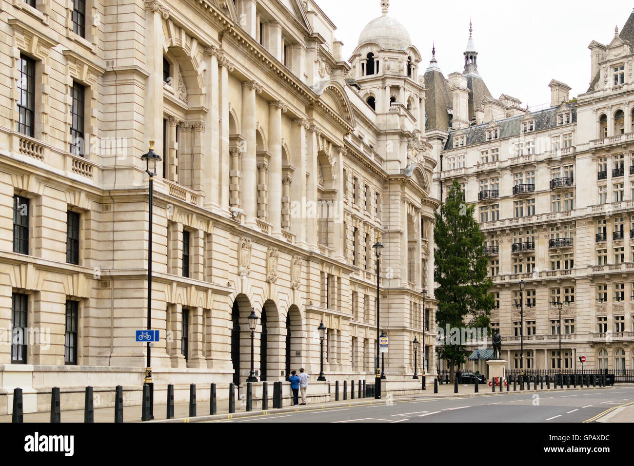 Vue extérieure du vieux bâtiment à Londres. L'ancien bâtiment est Winston Churchill's War Office. Banque D'Images