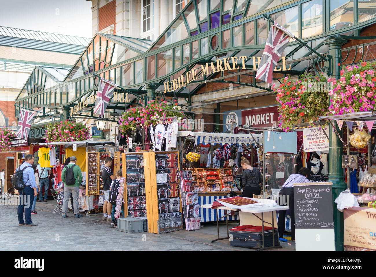 Londres, Angleterre - 30 août 2016 : Les piétons regarder différents cale au Jubilee Hall de marché. Banque D'Images