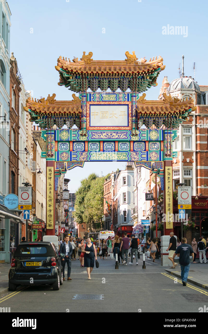 Londres, Angleterre - 30 août 2016 : Les gens passent par le nouveau portail chinois sur Wardour Street dans le quartier chinois. Banque D'Images