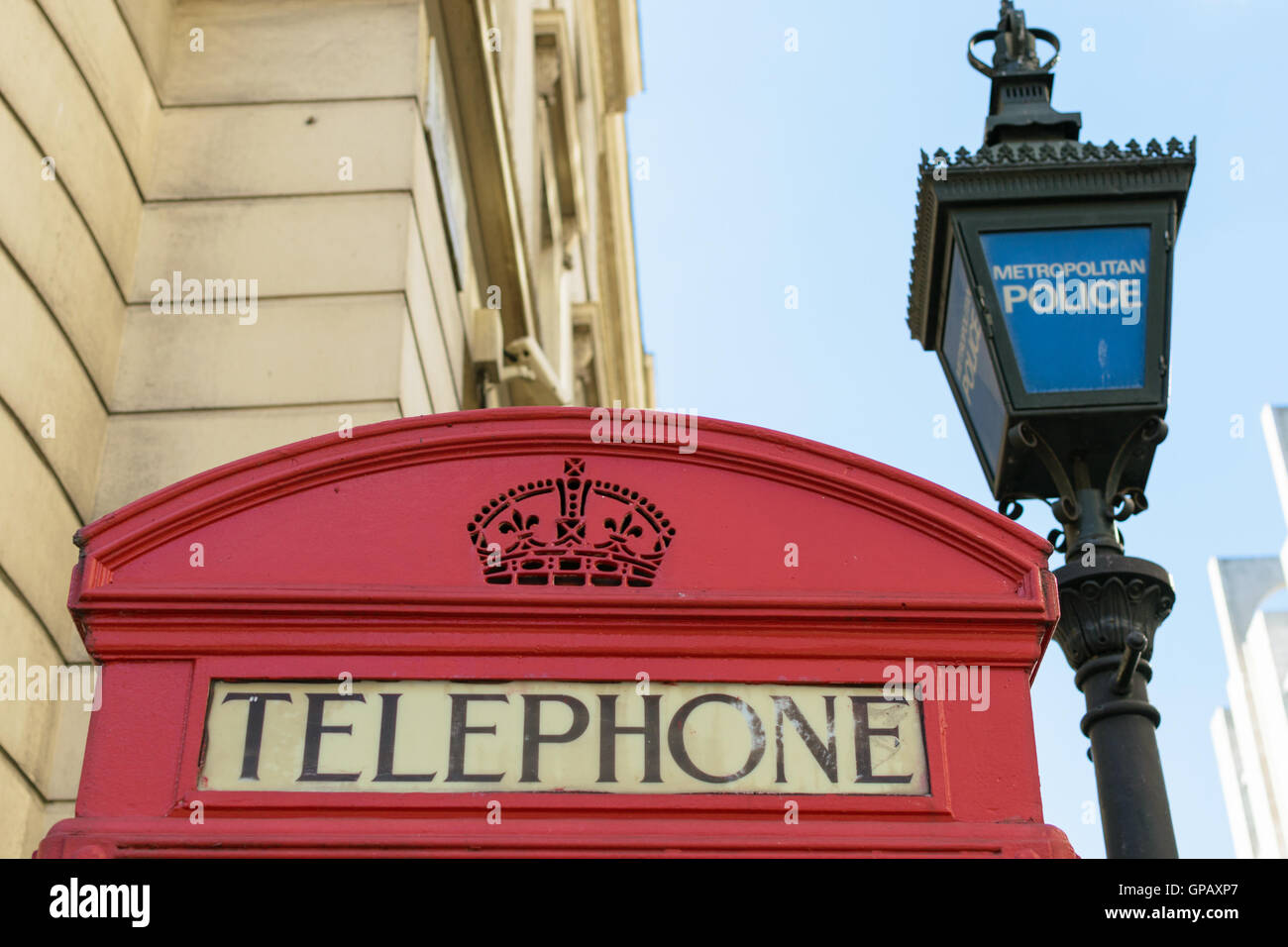 Metropolitan Police post marqué près de red symbole téléphone fort à Londres, Angleterre Banque D'Images