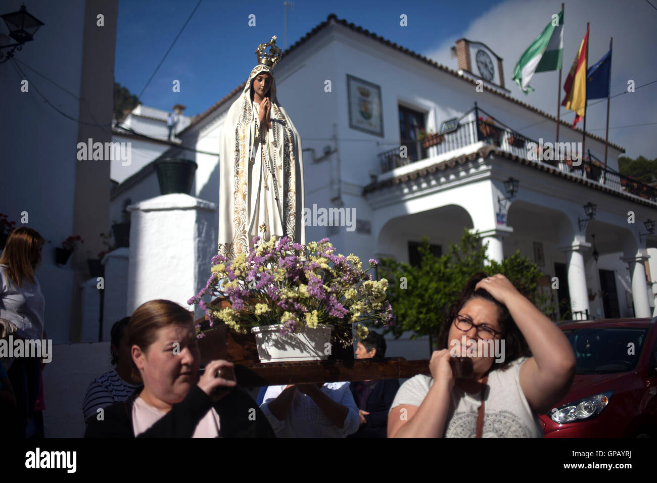 Les femmes portent une image de Notre Dame de Fatima affiché lors d'une célébration religieuse à El Gastor, Sierra de Cadiz, Andalousie Banque D'Images