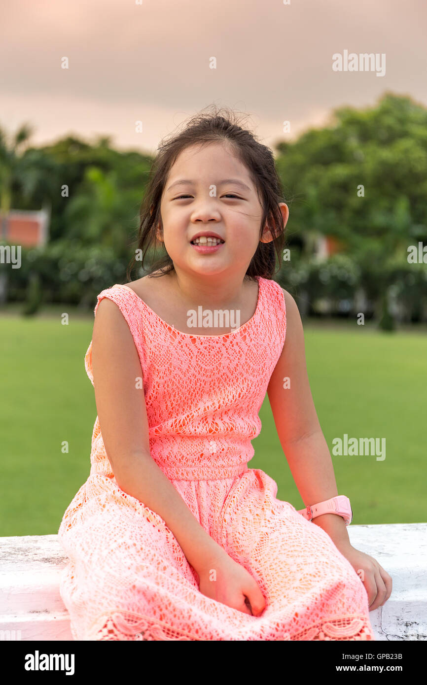 Portrait enfant asiatique en plein air Park au coucher du soleil. Banque D'Images