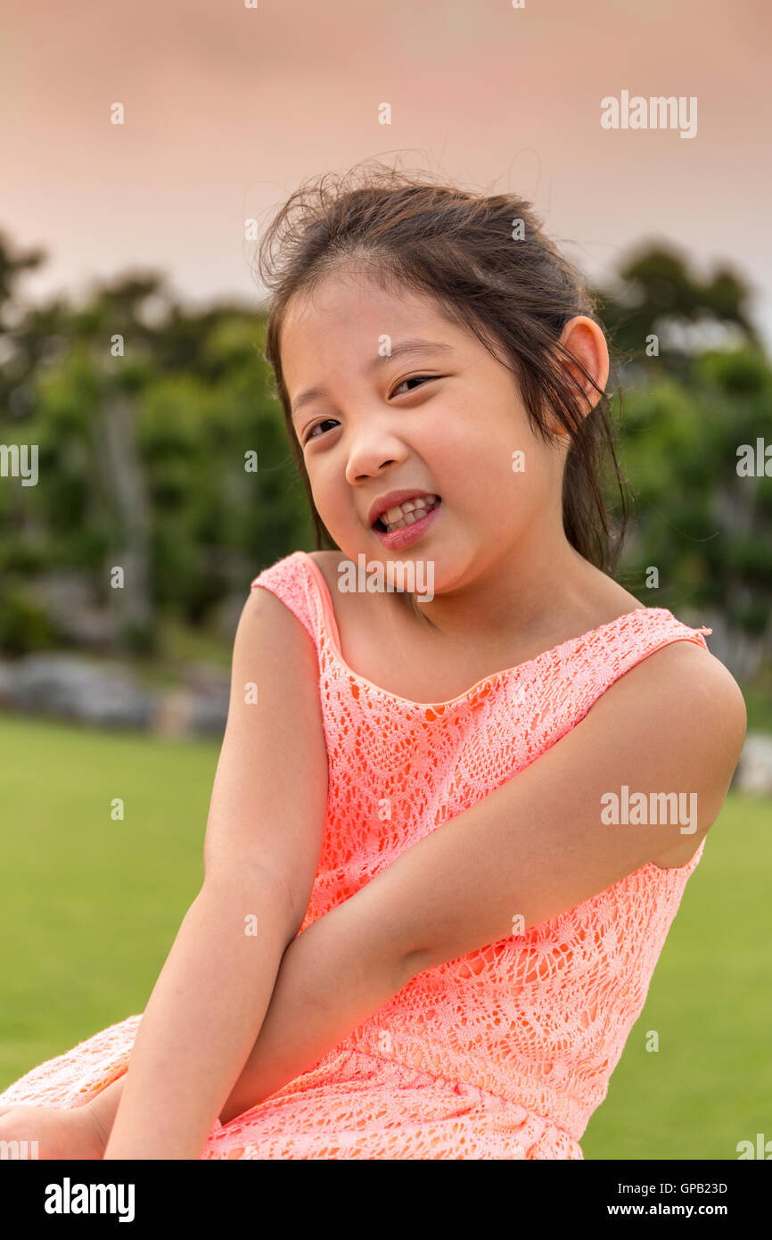 Portrait enfant asiatique en plein air Park au coucher du soleil. Banque D'Images