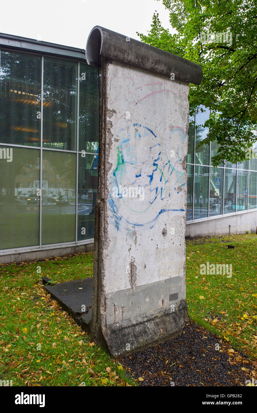 Morceau du mur de Berlin près de la vieille ville de Tallinn, l'Estonie sera l'hôte de la présidence européenne en 2017. Banque D'Images