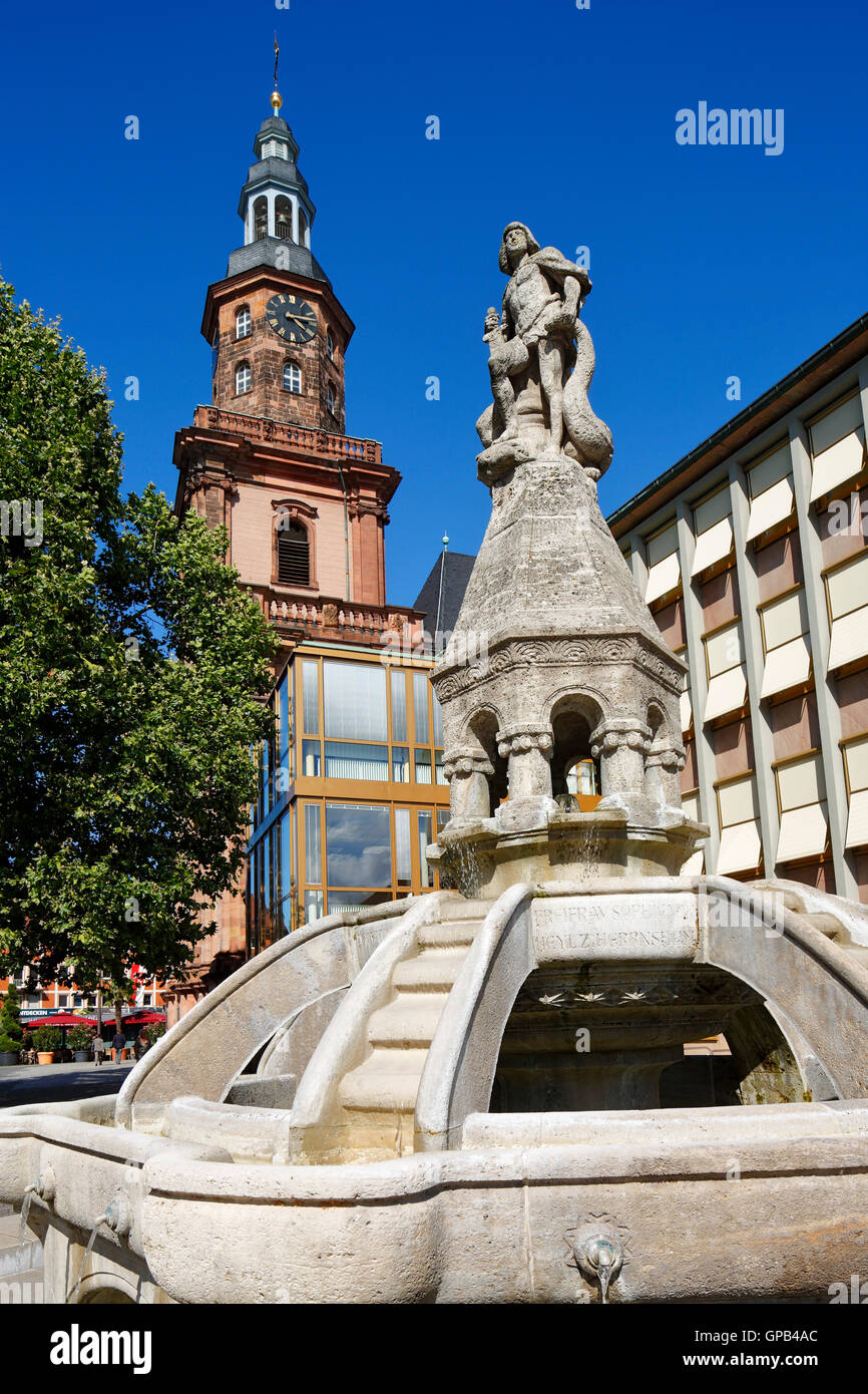 Siegfriedbrunnen von Adolf von Hildebrand und evangelische Dreifaltigkeitskirche Am Marktplatz en vers, Rhein, Rheinland-Pfalz Banque D'Images