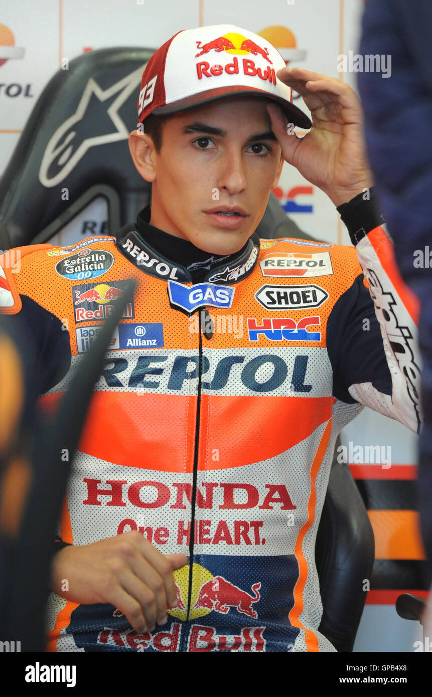 Marc Marquez de l'équipe Repsol Honda dans le garage avant de libres 3 à Silverstone, le Northamptonshire. Banque D'Images