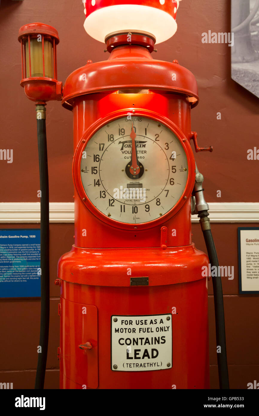 Fort Wayne, Indiana - l'ensemble de l'entreprise 1930 Pompe pompe à essence des bénévoles. Il est à l'affiche au centre de l'histoire du musée. Banque D'Images