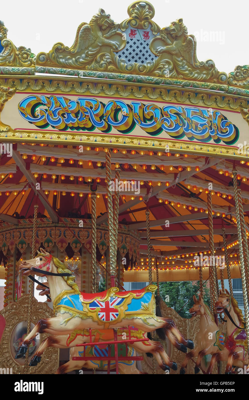 Un Carrousel cheval avec un Union Jack flag dans c Banque D'Images