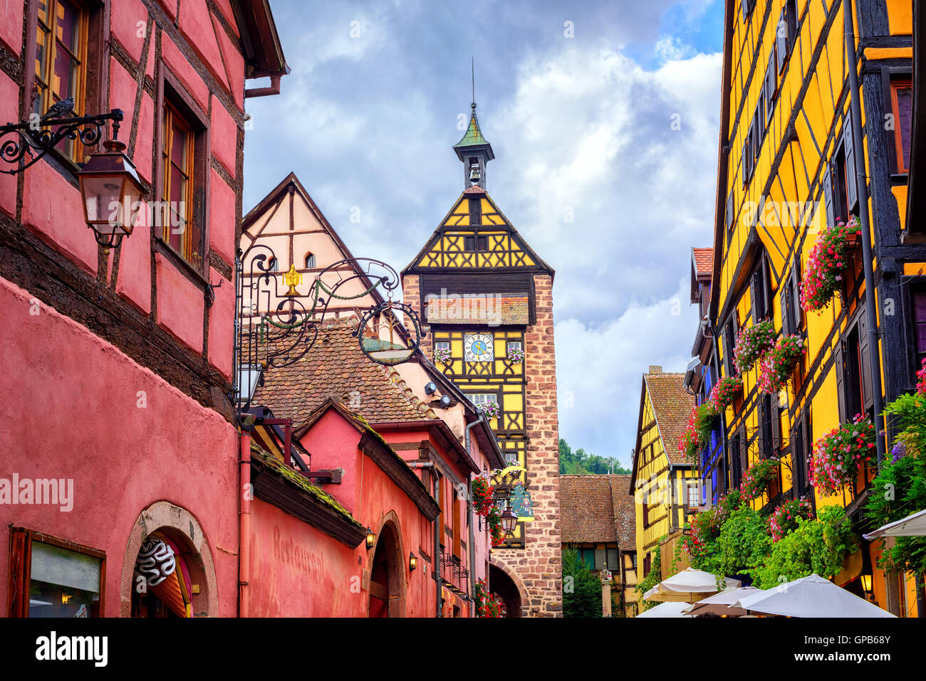Maisons colorées sur une rue du centre de Riquewihr, village sur la route des vins en Alsace, France Banque D'Images Maisons colorées sur une rue du centre de Riquewihr, village sur la route des vins en Alsace, France Banque D'Images