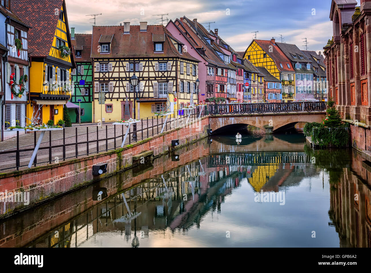Médiévale colorés façades à pans de bois reflétant dans l'eau, Colmar, Alsace, France Banque D'Images Médiévale colorés façades à pans de bois reflétant dans l'eau, Colmar, Alsace, France Banque D'Images