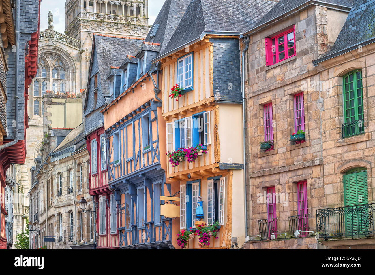 Maisons en pierre colorée dans la vieille ville de Quimper, Bretagne, France Banque D'Images
