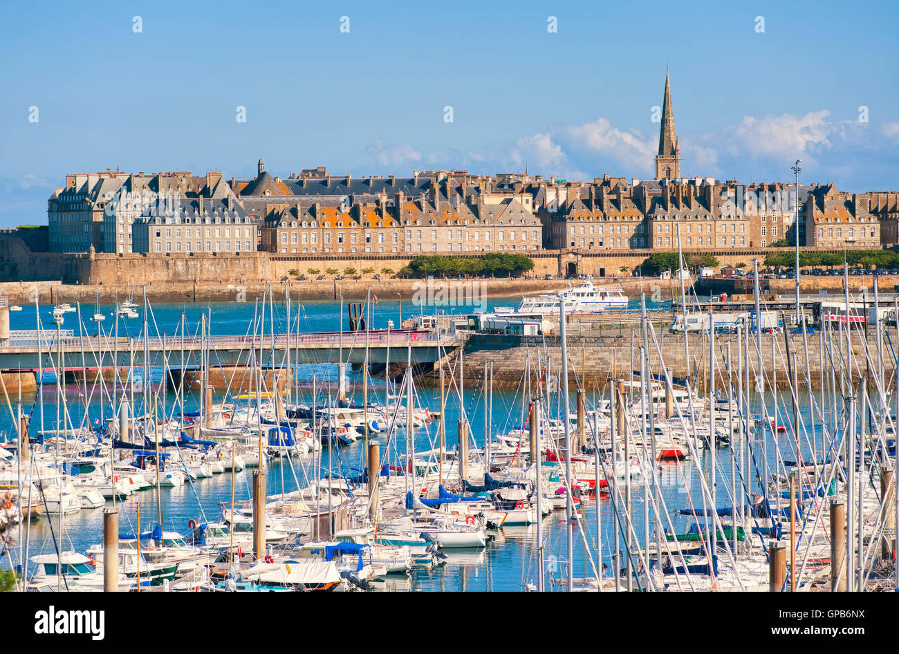 Le port de plaisance et ville fortifiée de SaintMalo, Bretagne, France