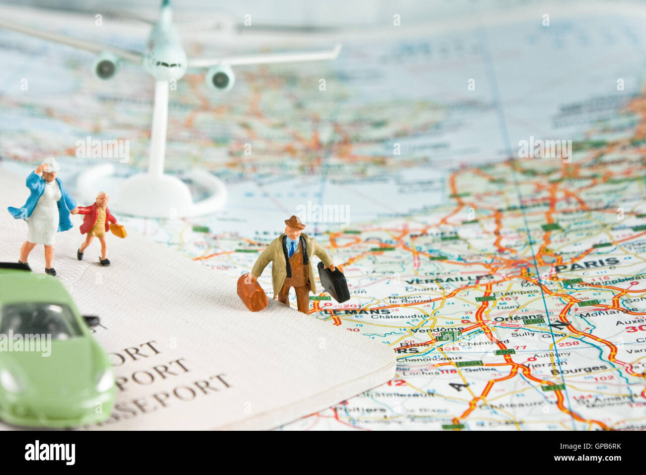 Concept de voyage avec personnes miniature situé sur une carte Banque D'Images