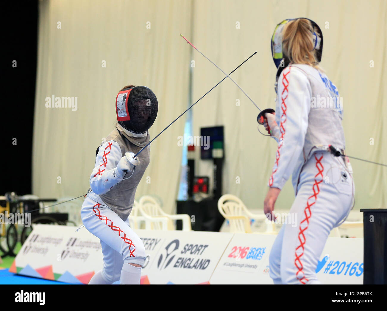 Angleterre Amy Home (à droite) et l'Angleterre's Alice Campbell concurrence dans les filles d'aluminium au cours de la demi-finale de l'escrime sur la troisième journée de l'école 2016 Jeux à Loughborough University, Loughborough Banque D'Images