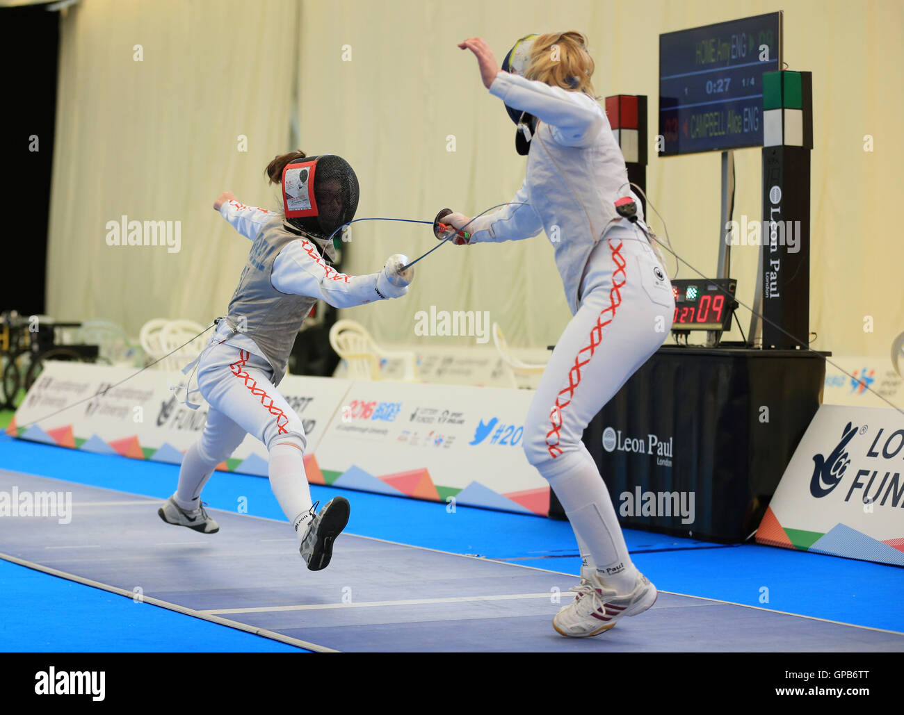 Angleterre Amy Home (à droite) et l'Angleterre's Alice Campbell concurrence dans les filles d'aluminium au cours de la demi-finale de l'escrime sur la troisième journée de l'école 2016 Jeux à Loughborough University, Loughborough Banque D'Images