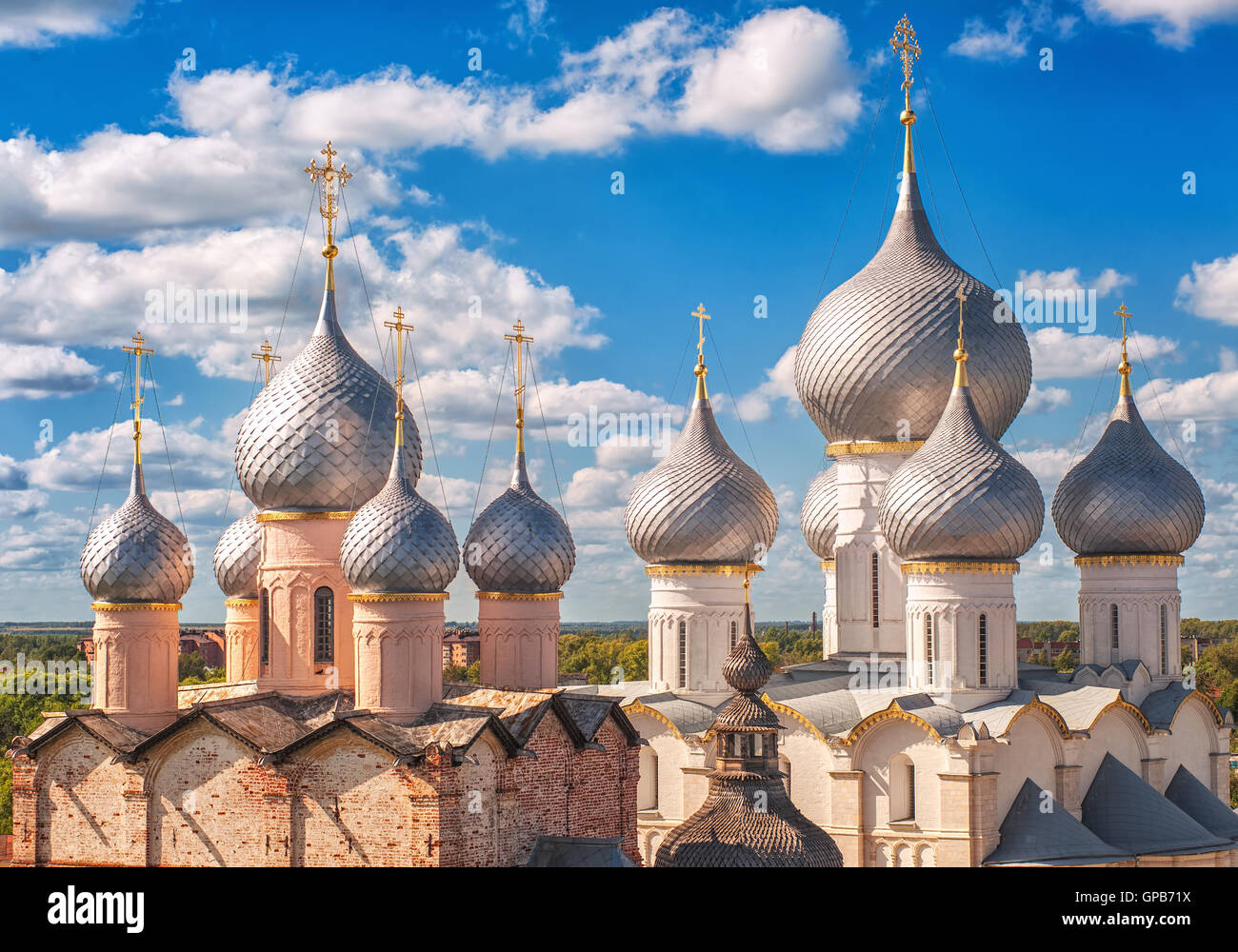 Les dômes d'argent traditionnels de l'Eglise orthodoxe russe de Rostov Kremlin, anneau d'or, Russie Banque D'Images