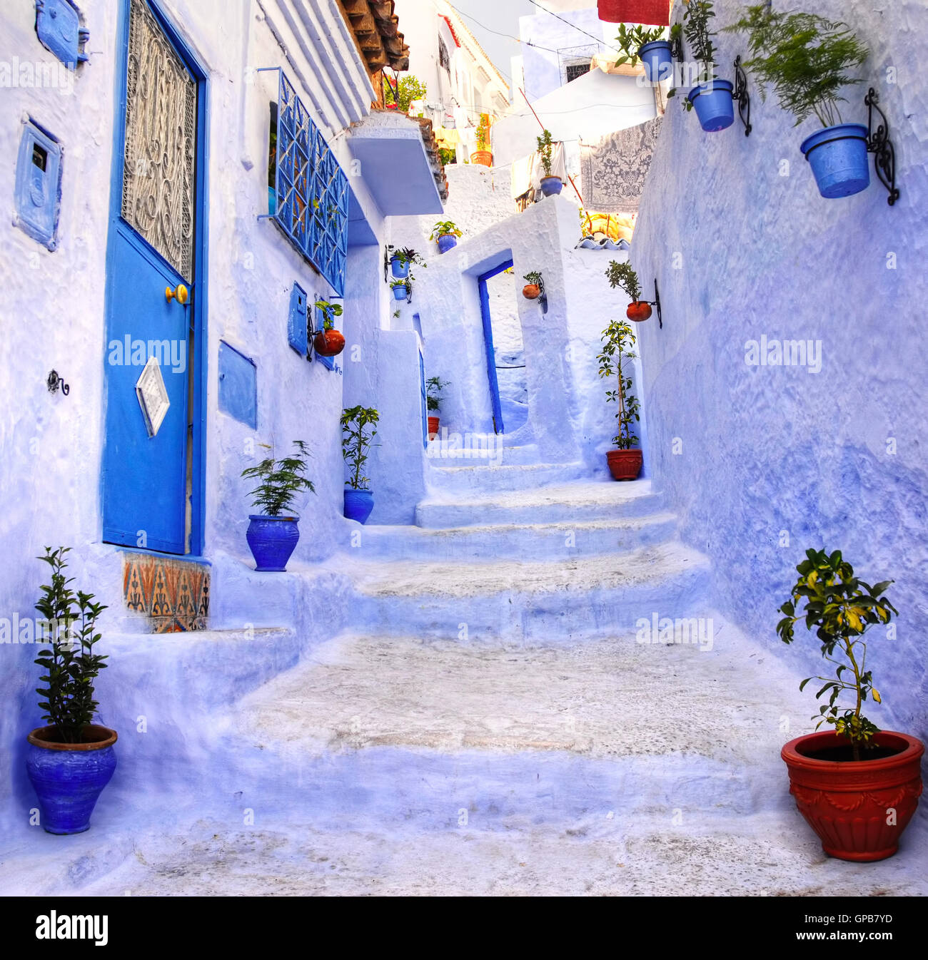 Rue de la ville bleue Chefchaouen, Maroc Banque D'Images