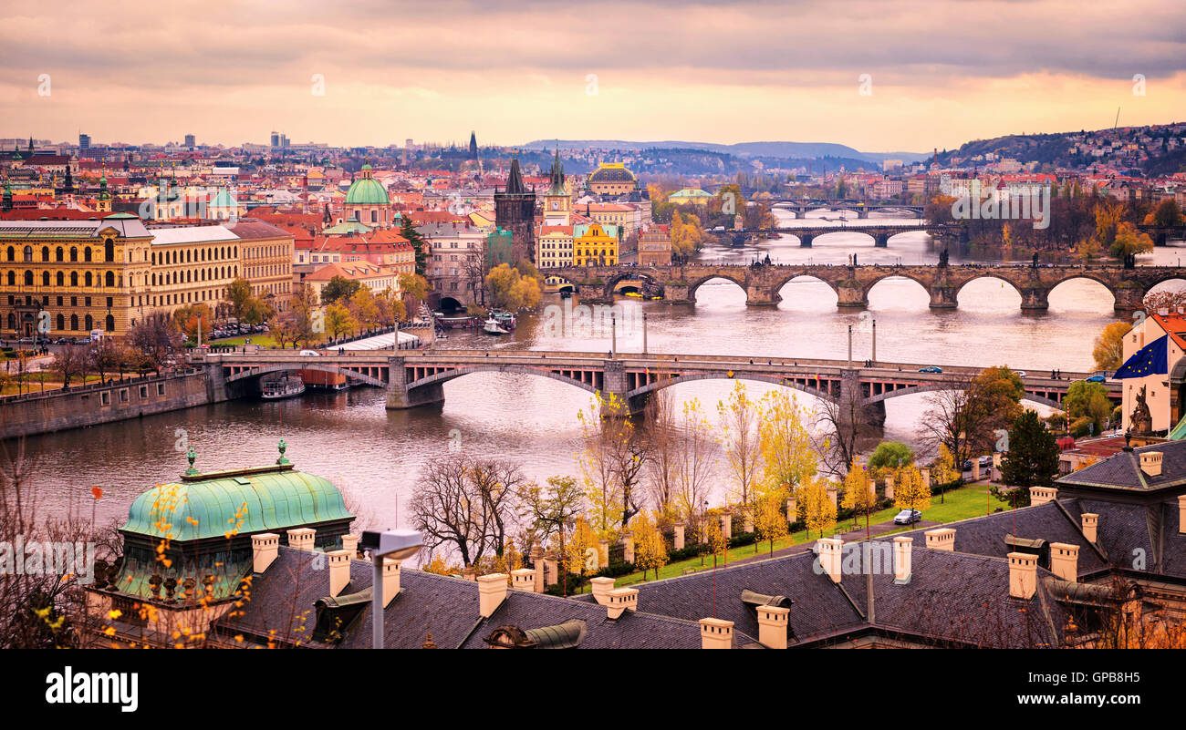 Panorama pont de Prague en République tchèque, la lumière au coucher du soleil Banque D'Images