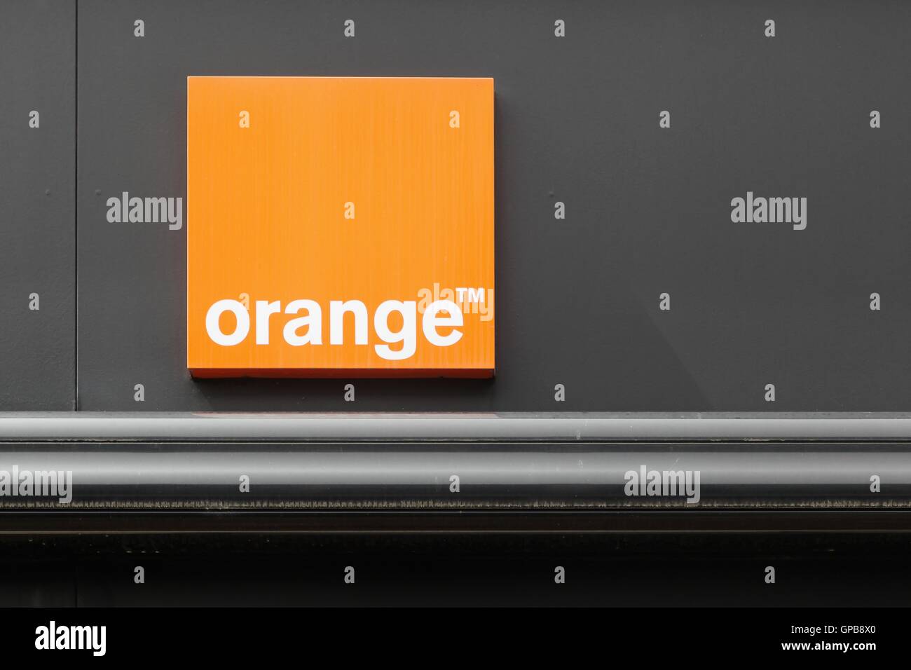 Logo Orange sur un mur Banque D'Images