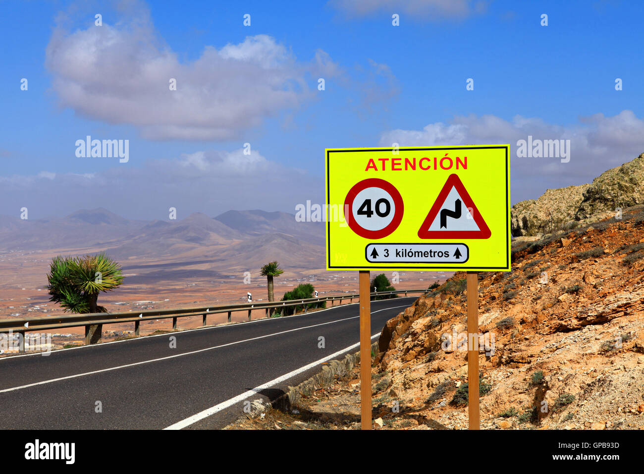 Route en montagne. Paysage de Fuerteventura. Canaries, Espagne Banque D'Images