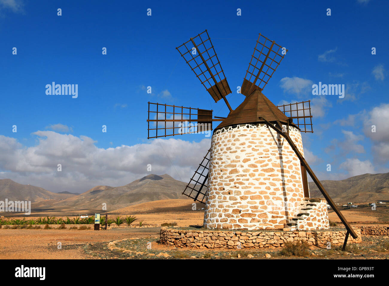 Vieux moulin de pierre traditionnelle à Fuerteventura. Îles Canaries. Espagne Banque D'Images