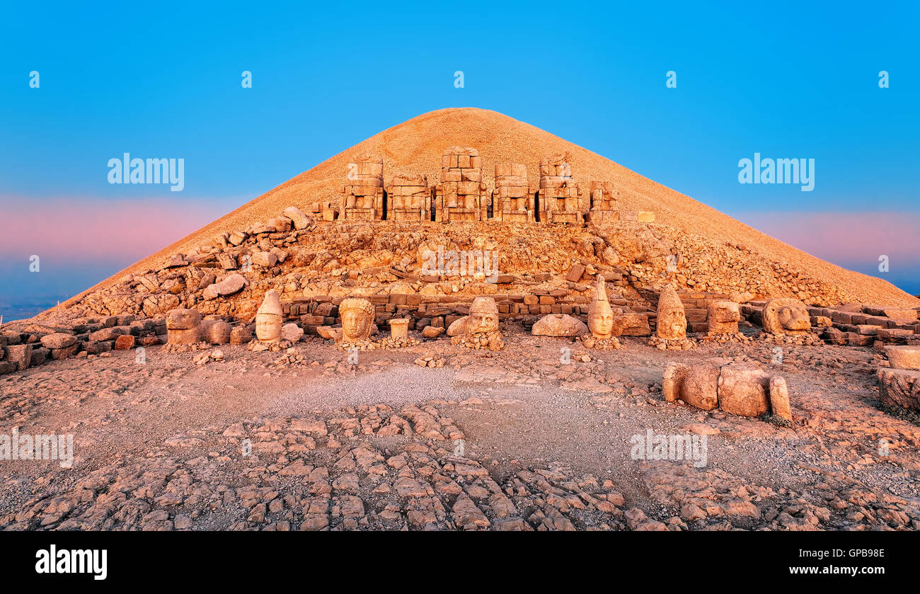 Les statues sur le sommet du Mont Nemrut en Turquie le lever du soleil Banque D'Images Les statues sur le sommet du Mont Nemrut en Turquie le lever du soleil Banque D'Images