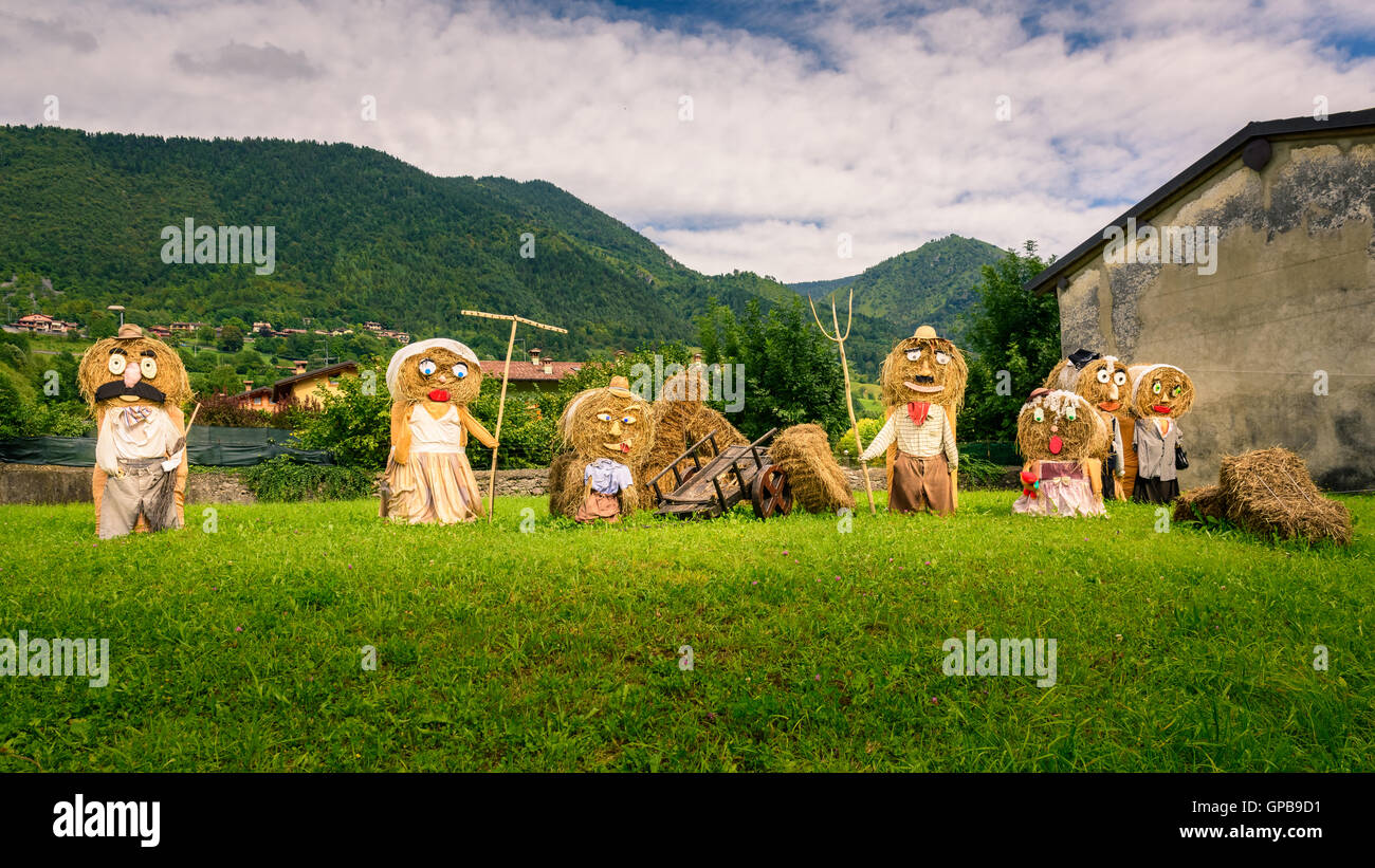 Les gros agriculteurs, typique de la famille des marionnettes poupées de paille() faite de balles de foin avec des vêtements traditionnel paysan dans l'Europe de l'automne. Banque D'Images