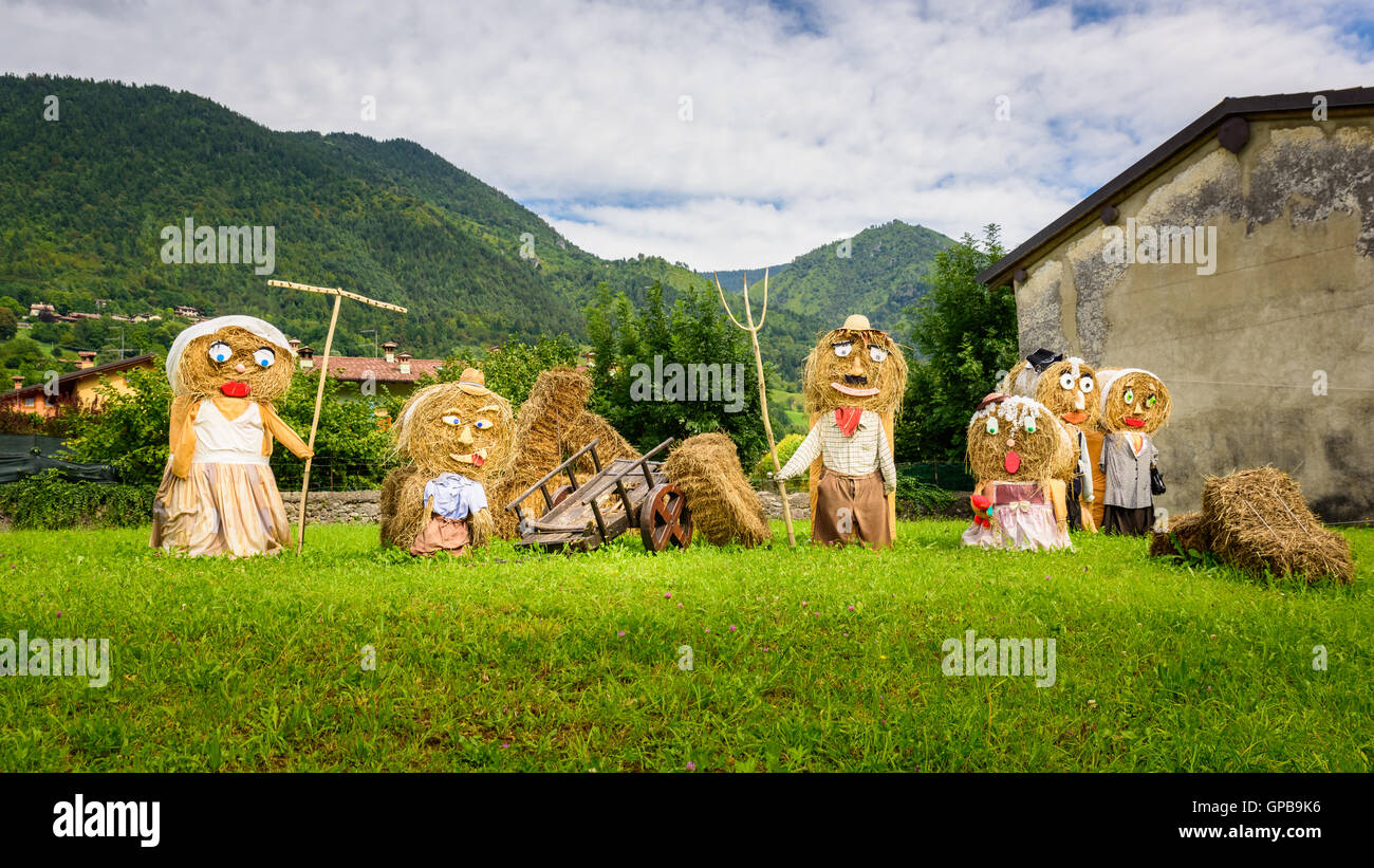 Les gros agriculteurs, typique de la famille des marionnettes poupées de paille() faite de balles de foin avec des vêtements traditionnel paysan dans l'Europe de l'automne. Banque D'Images