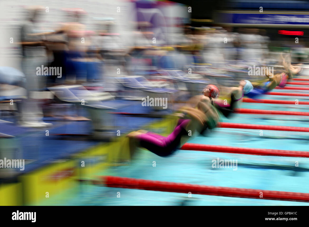 Concurrents dans le Women's 400m quatre nages équipe au cours de la troisième journée de l'école 2016 Jeux à Pond's forge, Sheffield. ASSOCIATION DE PRESSE Photo. Photo date : Samedi 3 septembre 2016. Crédit photo doit se lire : Steven Paston/PA Wire Banque D'Images