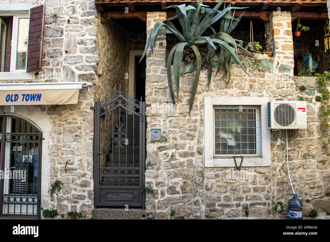 Vieille ville de Budva, Monténégro - l'Aloe Vera qui poussent sur la terrasse de la pierre Banque D'Images