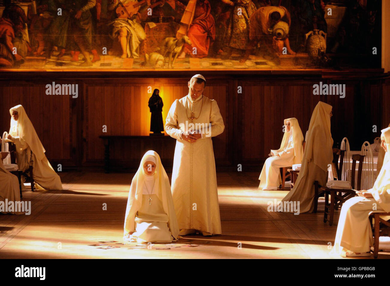 Le Pape est un jeune italo-américain à venir-Spanish-British-série télévisée française créée par Paolo Sorrentino et avec Jude Law et Diane Keaton. Cette photo est pour un usage éditorial uniquement et est l'auteur de la société film et/ou le photographe attribué par le film ou la société de production et ne peut être reproduite que par des publications dans le cadre de la promotion du film ci-dessus. Un crédit obligatoire pour l'entreprise de film est nécessaire. Le photographe devrait également être portés lorsqu'il est connu. Banque D'Images