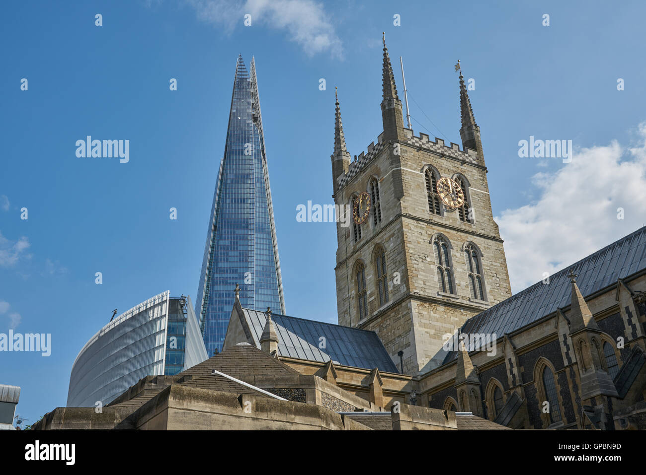 Londres anciens et nouveaux, le shard et cathédrale Southwalk, Banque D'Images