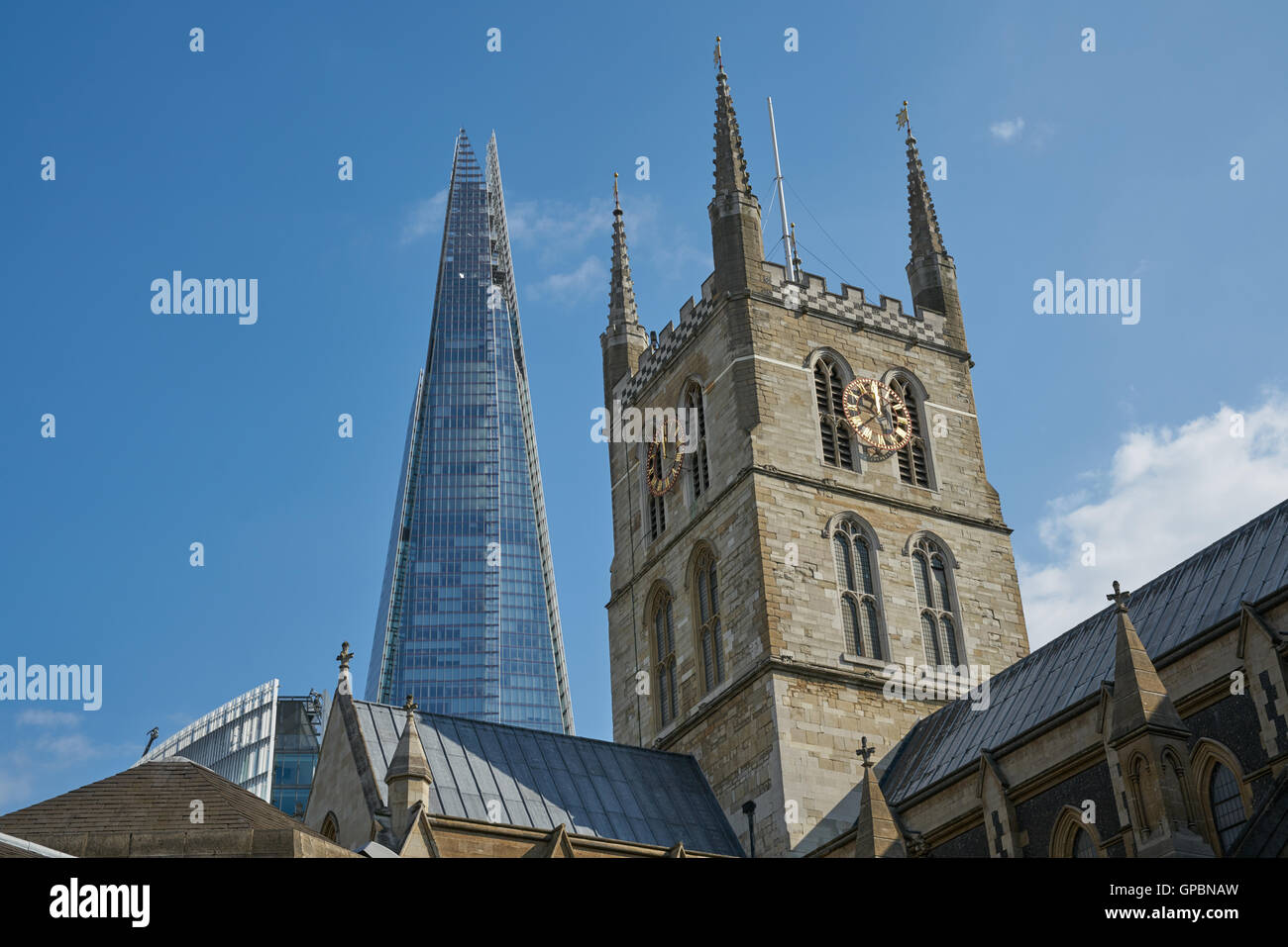 Londres anciens et nouveaux, le shard et cathédrale Southwalk, Banque D'Images