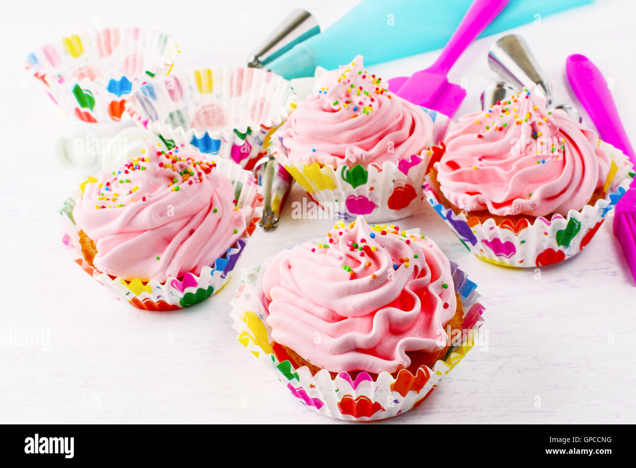 Rose Fait Maison Et Une Batterie D Anniversaire Gateau D Arriere Plan Birthday Cupcake Rose Avec De La Creme Fouettee Petits Gateaux Faits Maison Decoree Photo Stock Alamy Rose Fait Maison Et Une Batterie D Anniversaire Gateau D Arriere Plan Birthday Cupcake Rose Avec De La Creme Fouettee Petits Gateaux Faits Maison Decoree Photo Stock Alamy