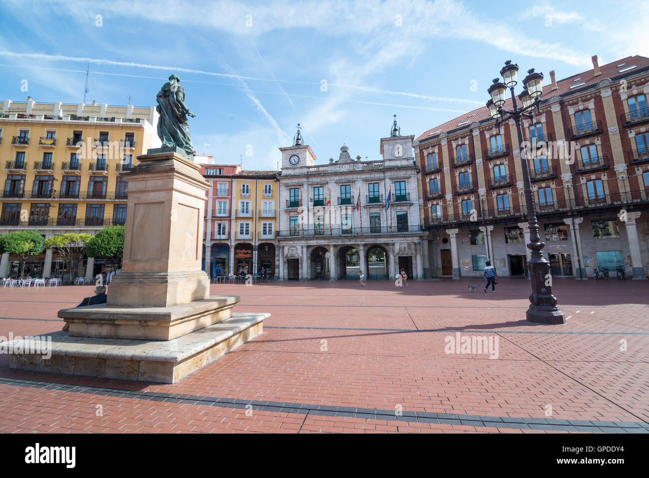 BURGOS, ESPAGNE - 31 août 2016 : monument au roi Carlos III de la place principale de la ville sur un après-midi d'été Banque D'Images
