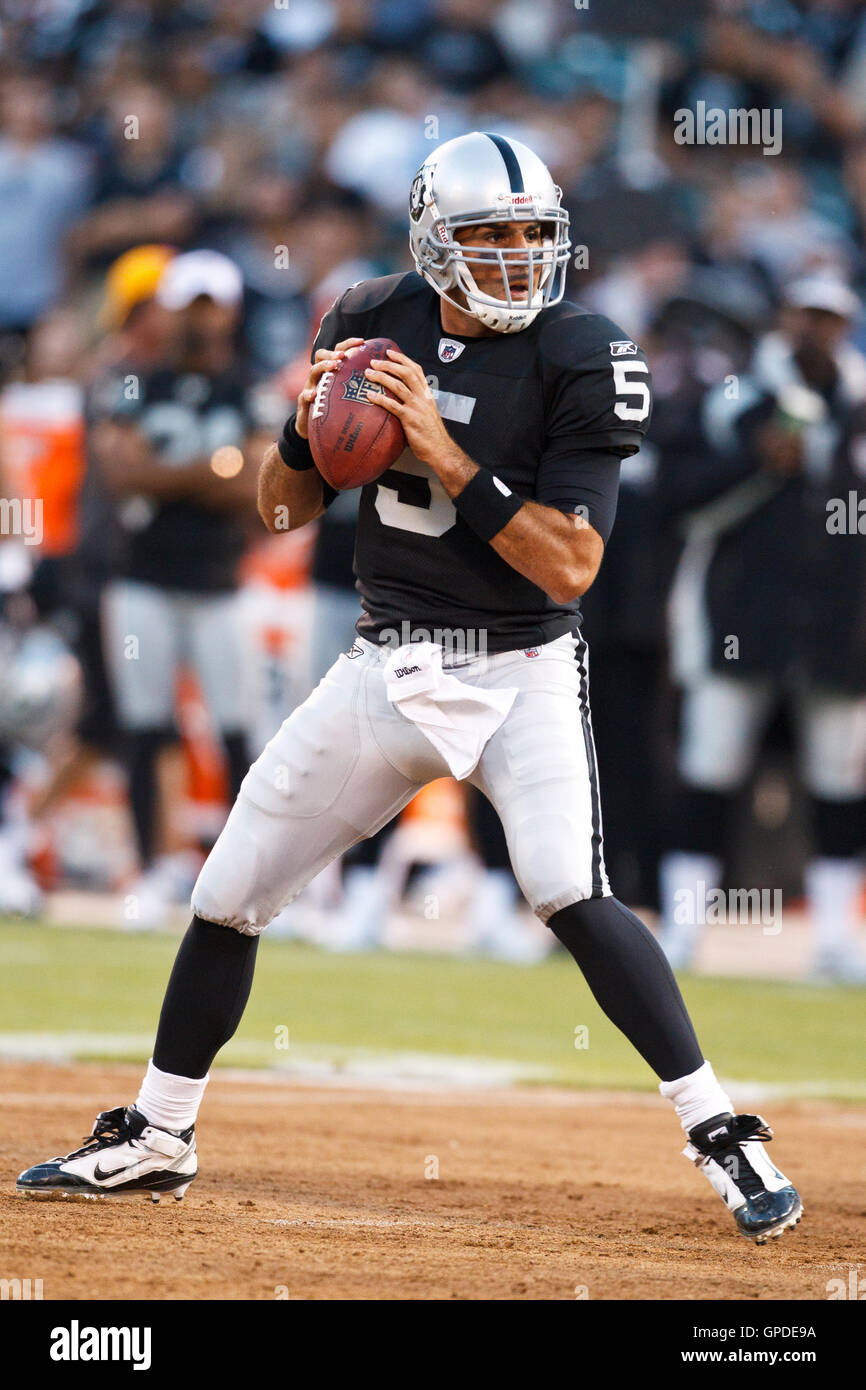 2 Septembre, 2010 ; Oakland, CA, USA ; Oakland Raiders quarterback Bruce Gradkowski (5) contre les Seattle Seahawks durant le premier trimestre au Oakland-Alameda County Coliseum. Banque D'Images