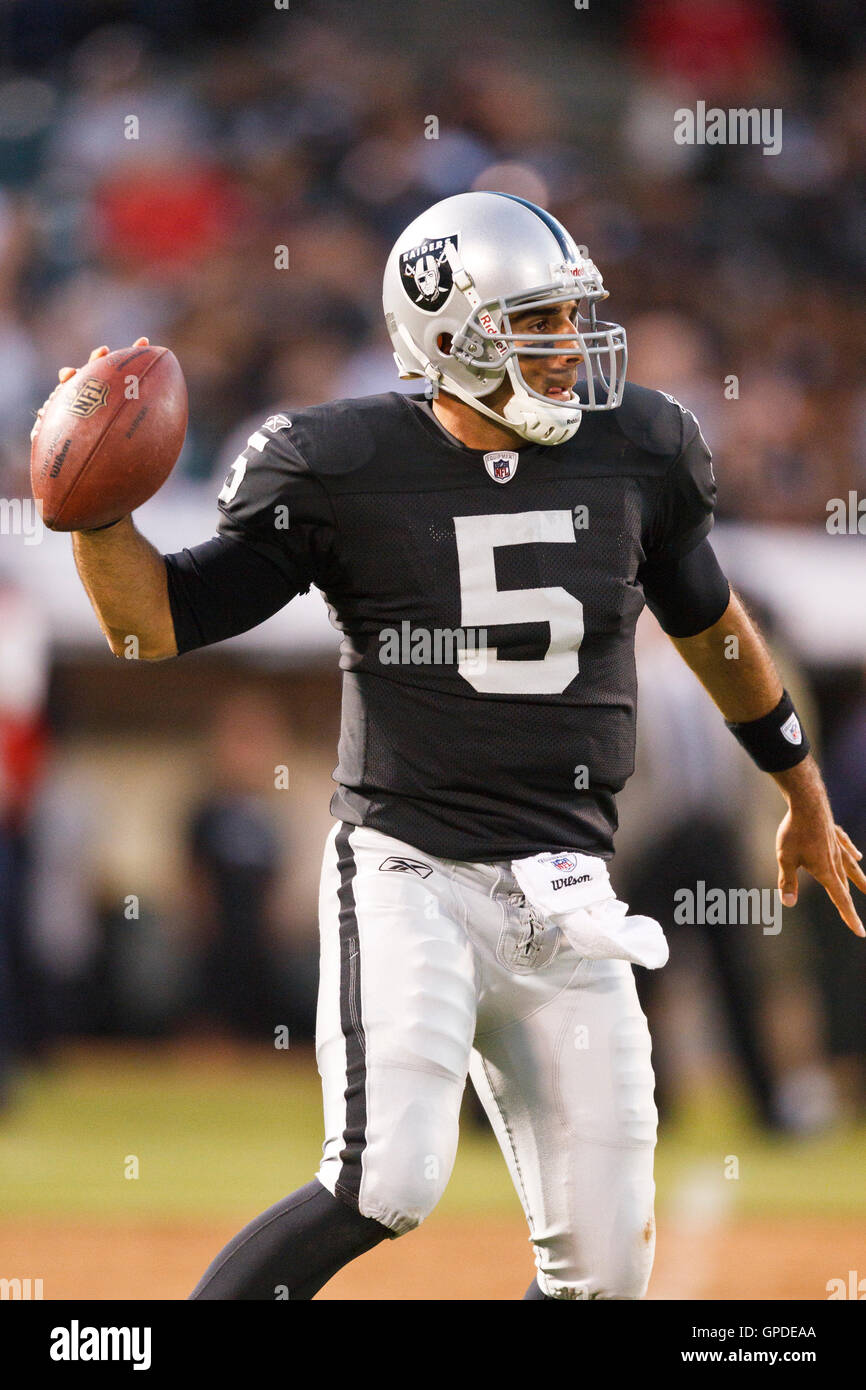 2 septembre, 2010 ; Oakland, CA, USA ; Oakland Raiders quarterback bruce gradkowski (5) lance la balle loin au cours du premier trimestre contre les Seattle Seahawks à Oakland-Alameda County Coliseum. oakland seattle défait 27-24. Banque D'Images