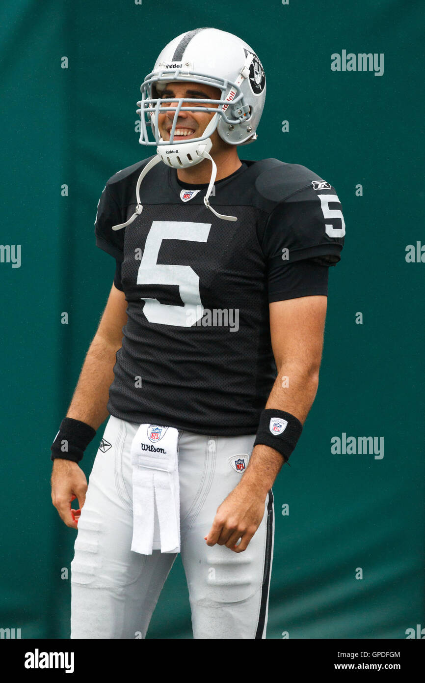 7 novembre, 2010 ; Oakland, CA, USA ; Oakland Raiders quarterback Bruce Gradkowski (5) se réchauffe avant le match contre les Kansas City Chiefs au Oakland-Alameda County Coliseum. Défait d'Oakland Kansas City 23-20 en prolongation. Banque D'Images