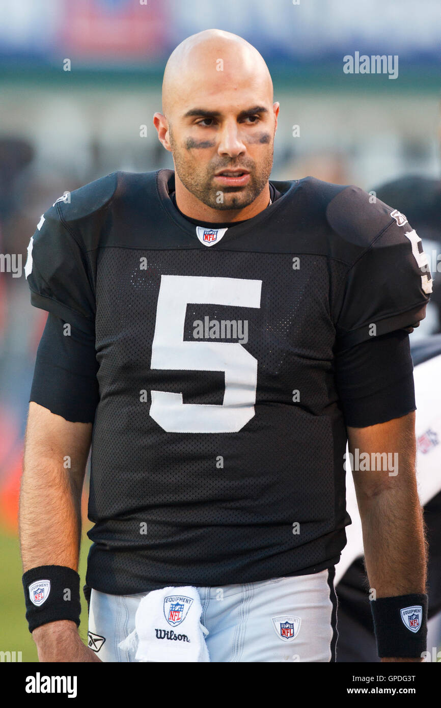 28 novembre, 2010 ; Oakland, CA, USA ; Oakland Raiders quarterback bruce gradkowski (5) à l'écart contre Dolphins de Miami au cours du quatrième trimestre à Oakland-Alameda County Coliseum. miami défait oakland 33-17. Banque D'Images