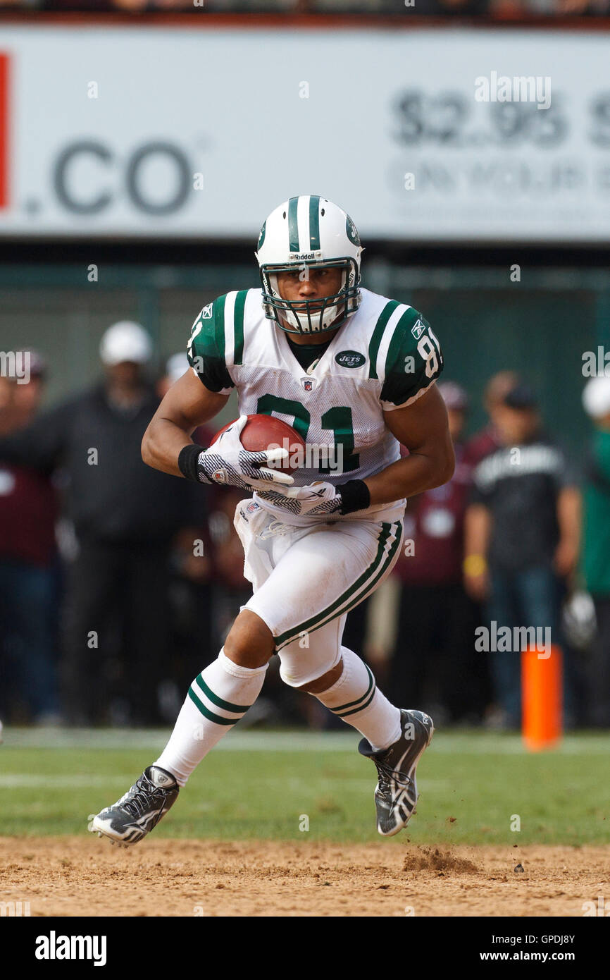Sep 25, 2011 ; Oakland, CA, USA ; new york jets tight end dustin Keller (81) se précipite vers le haut champ après un de la réception de la passe contre les raiders d'Oakland au cours du quatrième trimestre à o.co coliseum. oakland défait new york 34-24. Banque D'Images