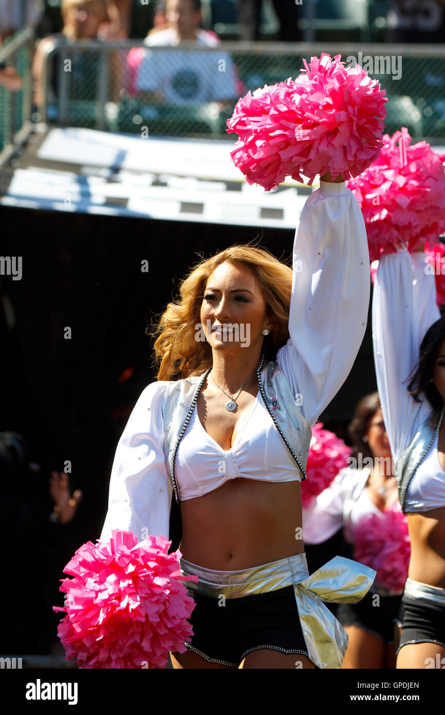 Oct 2, 2011 ; Oakland, CA, USA ; Oakland Raiders cheerleaders effectuer avant le match contre les New England Patriots chez O.co Coliseum. Nouvelle Angleterre défait Oakland 31-19. Banque D'Images