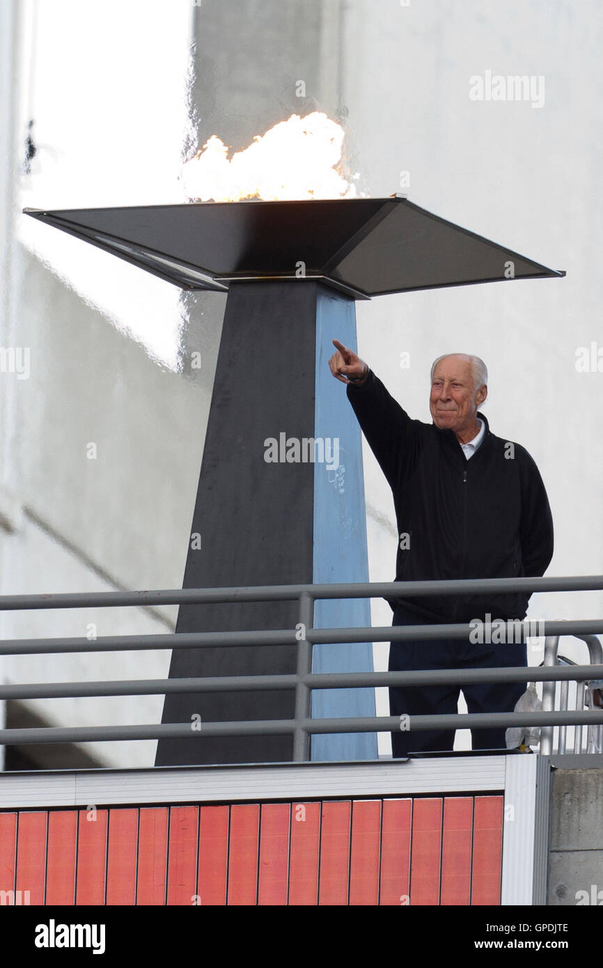Nov 6, 2011 ; Oakland, CA, USA ; Oakland Raiders ancien joueur Fred Biletnikoff allume une flamme en l'honneur de Al Davis (non représenté) avant le match contre les Broncos de Denver à O.co Coliseum. Oakland Denver battu 38-24. Banque D'Images