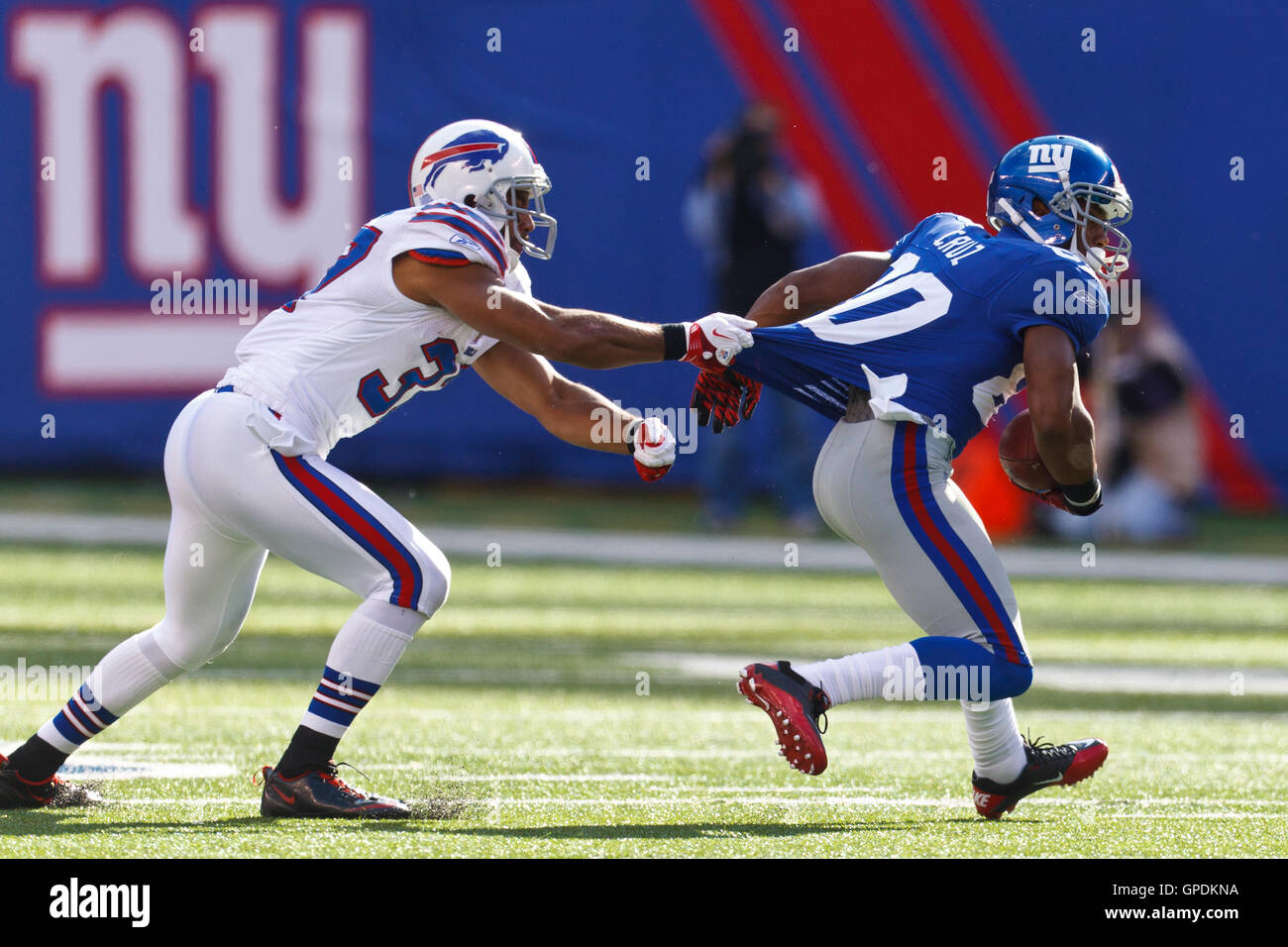 Oct 16, 2011 ; East Rutherford, NJ, USA ; coffre fort buffalo bills George Wilson (à gauche) tire sur le maillot de new york giants wide receiver victor cruz (80) au cours du troisième trimestre au stade metlife. new york buffalo défait 27-24. Banque D'Images