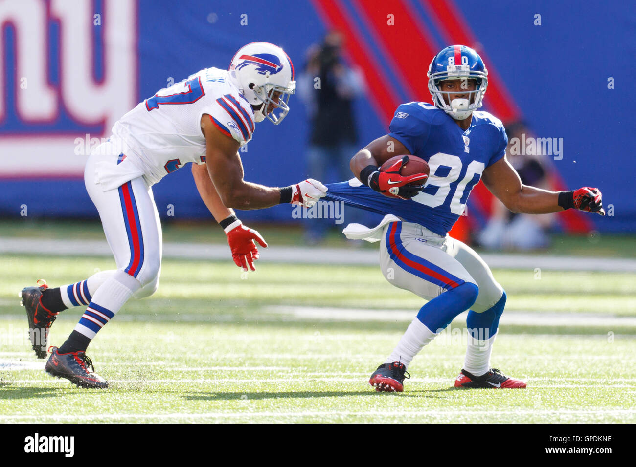 Oct 16, 2011 ; East Rutherford, NJ, USA ; coffre fort buffalo bills George Wilson (37), tire sur le maillot de new york giants wide receiver victor cruz (80) au cours du troisième trimestre au stade metlife. new york buffalo défait 27-24. Banque D'Images