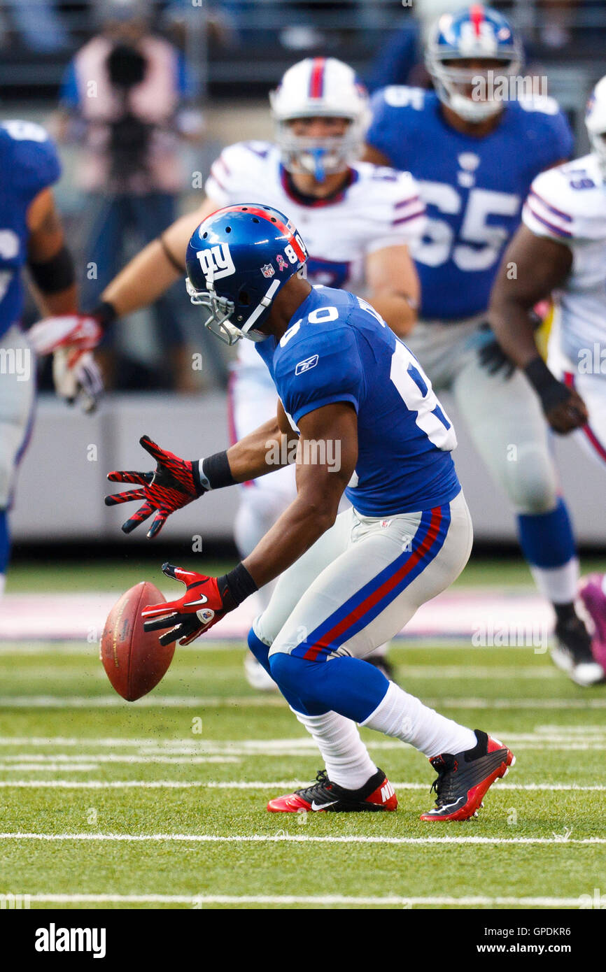 Oct 16, 2011 ; East Rutherford, NJ, USA, New York Giants wide receiver Victor Cruz (80) gouttes une passe contre les Bills de Buffalo au cours du quatrième trimestre au stade MetLife. New York battu Buffalo 27-24. Banque D'Images