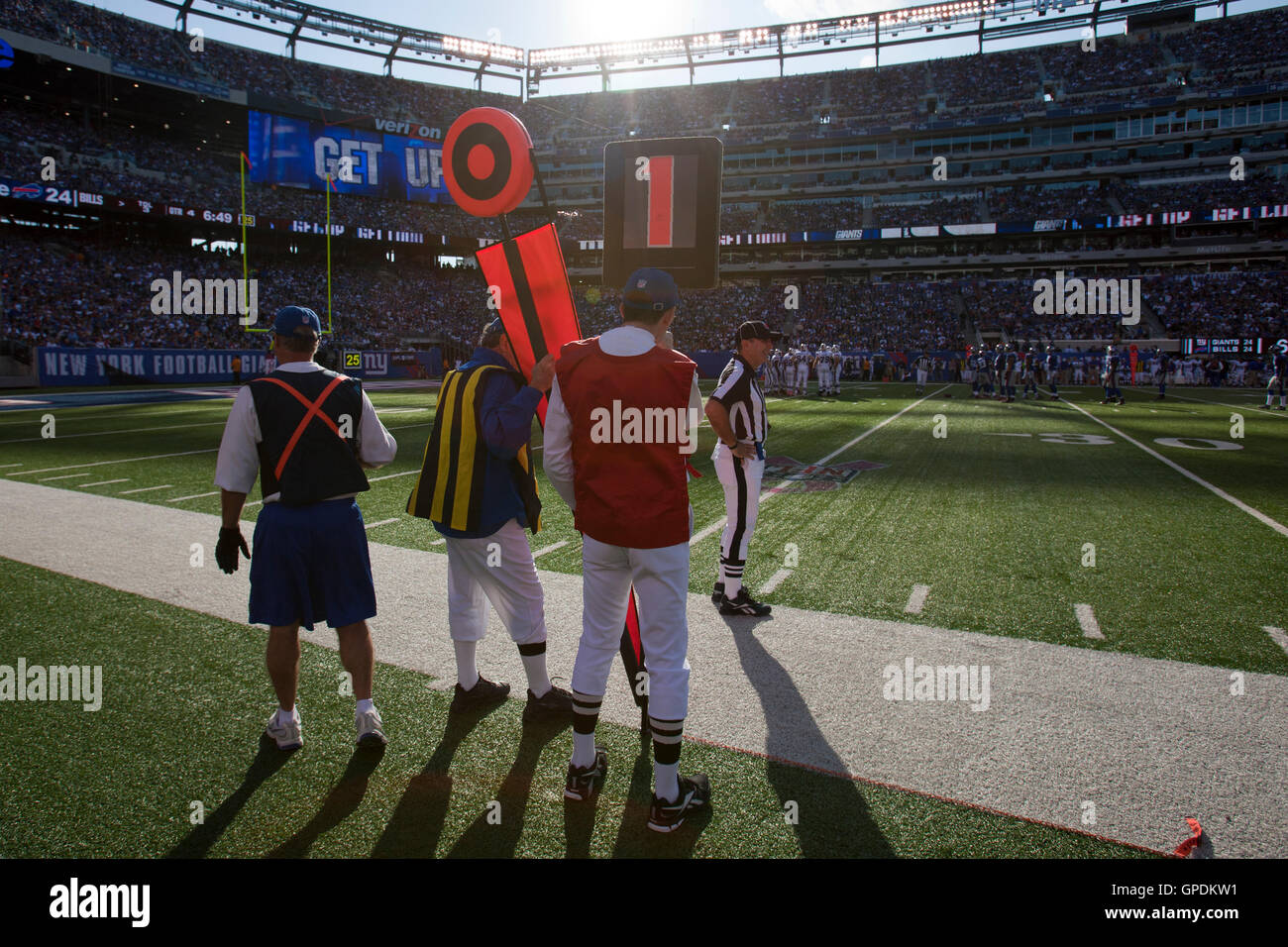 Oct 16, 2011 ; East Rutherford, NJ, USA ; juges de tenir la distance et marqueurs sur la marge au cours du quatrième trimestre entre les Giants de New York et les Bills de Buffalo au stade metlife. new york buffalo défait 27-24. Banque D'Images