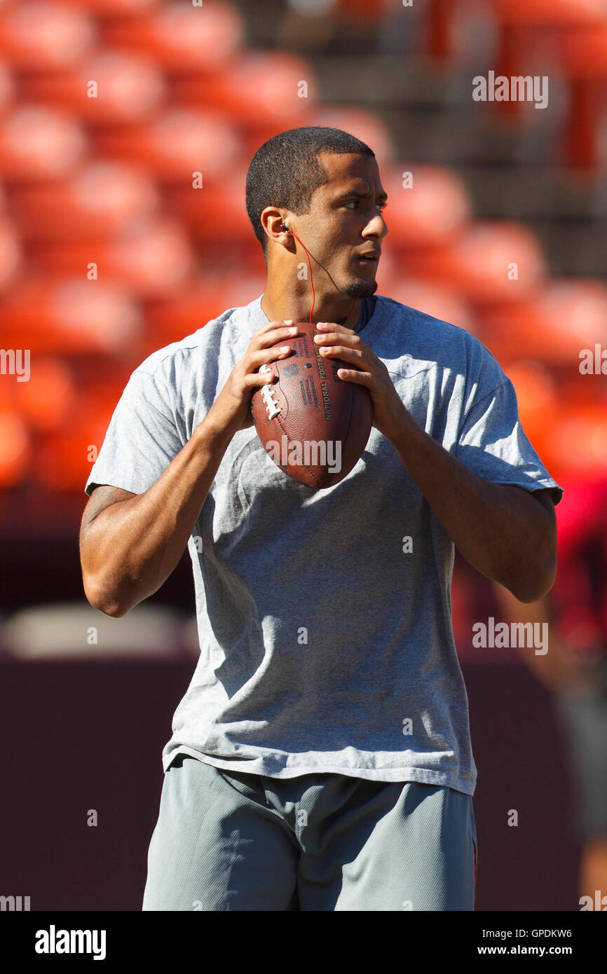 Oct 30, 2011 ; San Francisco, CA, USA ; San Francisco 49ers quarterback Colin Kaepernick (7) se réchauffe avant le match contre les Browns de Cleveland au Candlestick Park. San Francisco a battu Cleveland 20-10. Banque D'Images