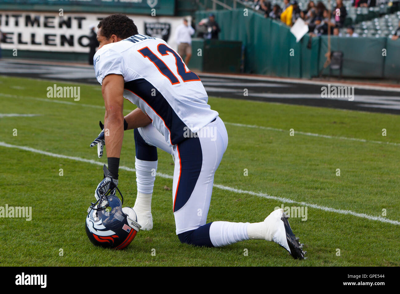 Nov 6, 2011 ; Oakland, CA, USA ; Denver Broncos le receveur Matt Willis (12) s'agenouille sur le terrain avant le match contre les Raiders d'Oakland à O.co Coliseum. Oakland Denver battu 38-24. Banque D'Images